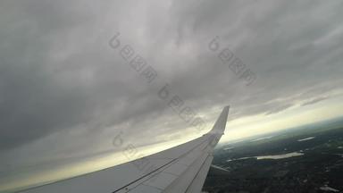 飞机翼窗口视图机场飞行城市